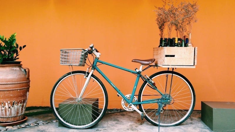 Una bicicleta urbana verde