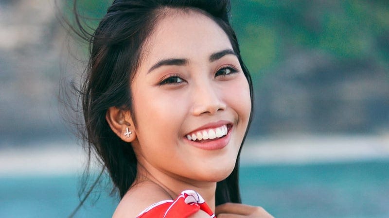 Chica asiática sonriendo